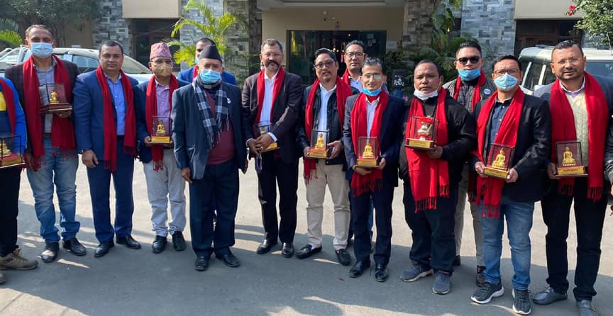 एनआरएनएद्धारा भरतपुर महानगरलाई ‘रक्त संकलन घुम्ती बस’ हस्तान्तरण