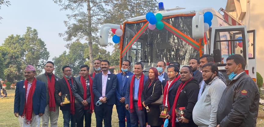 एनआरएनएद्धारा भरतपुर महानगरलाई ‘रक्त संकलन घुम्ती बस’ हस्तान्तरण