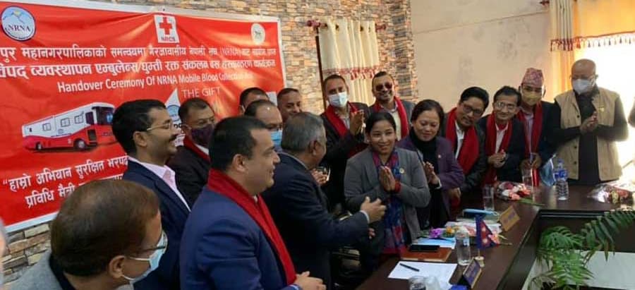 एनआरएनएद्धारा भरतपुर महानगरलाई ‘रक्त संकलन घुम्ती बस’ हस्तान्तरण