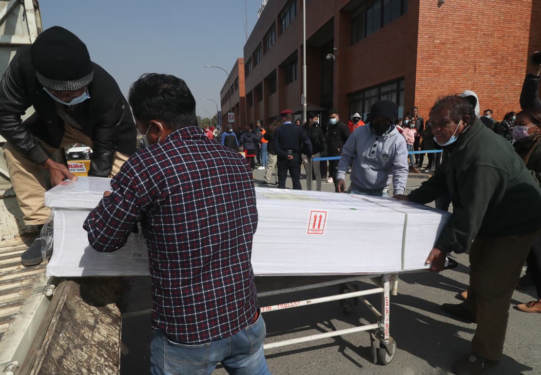 वैदेशिक रोजगारी : मलेशियाबाट १८ नेपालीको शव ल्याइपुर्याउँदा विमानस्थलमा छायो पुरै सन्नाटा