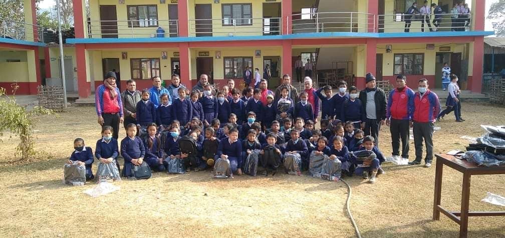 किवानिस अरुण भ्याल्लीले दियो संखुवासभाका विद्यार्थीलाई शैक्षिक सामाग्री