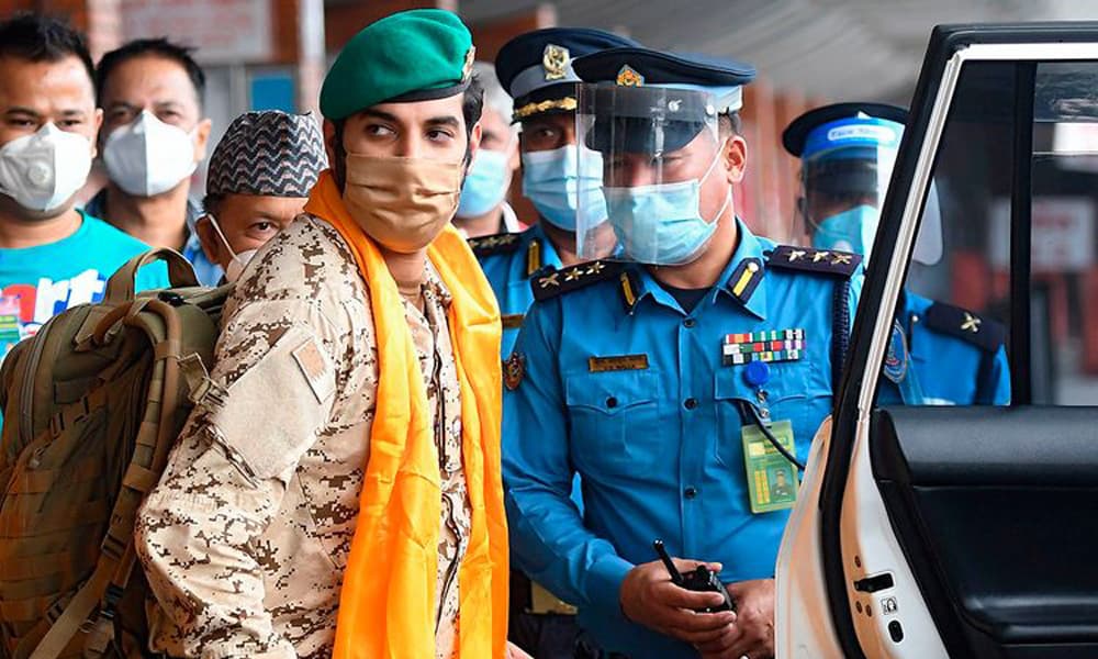 बहराइनका राजकुमारसहितको टोली पुग्यो सगरमाथाको चुचुरोमा