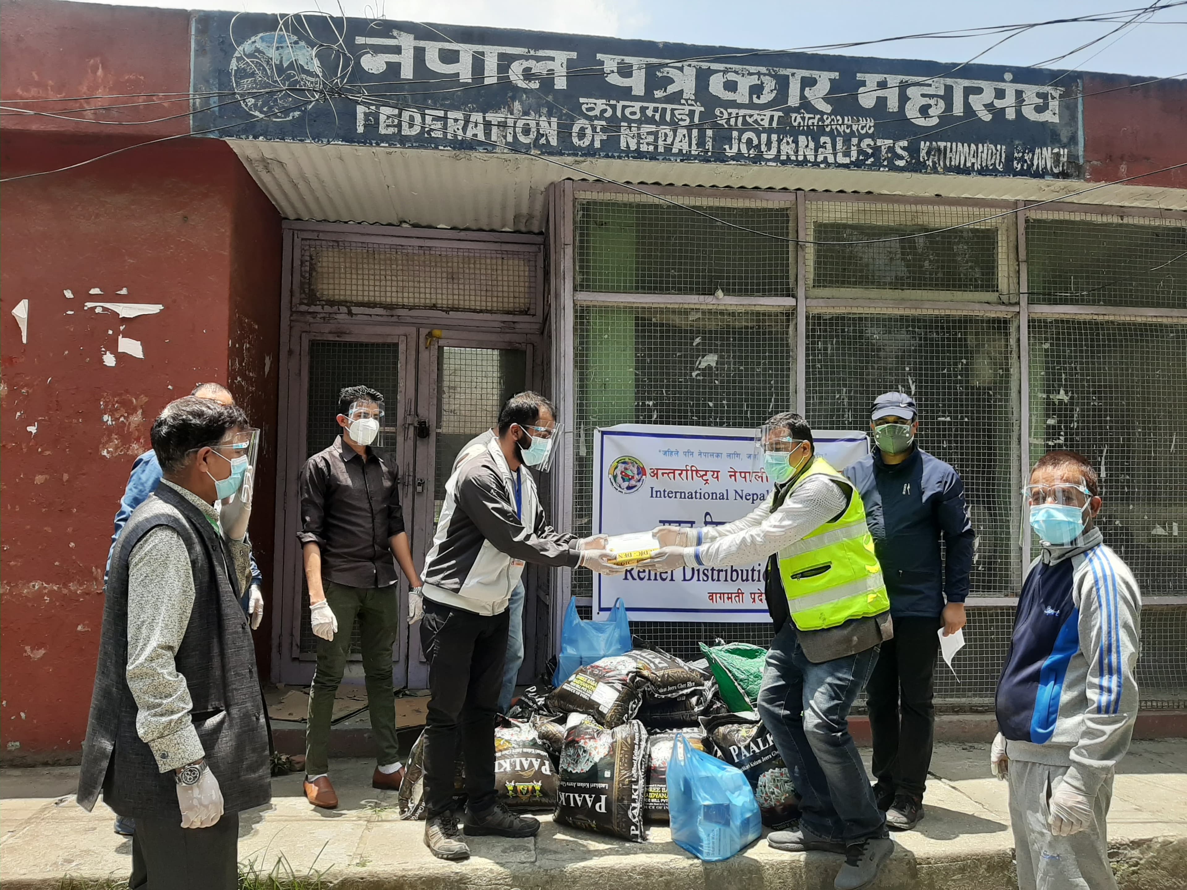 अन्तर्राष्ट्रिय नेपाली समाजद्वारा पत्रकार महासंघलाई राहत तथा स्वास्थ्य सामाग्री प्रदान