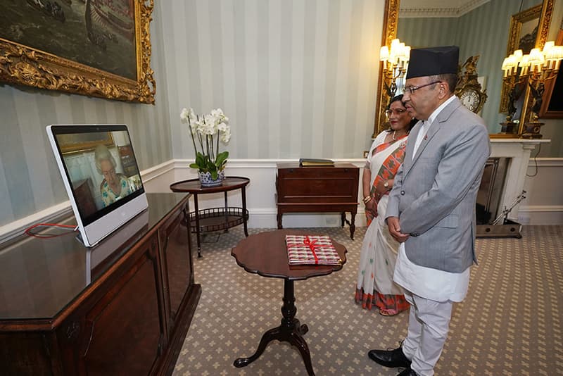 बेलायती महारानीसमक्ष राजदूत रेग्मीद्वारा ओहोदाको प्रमाणपत्र पेश