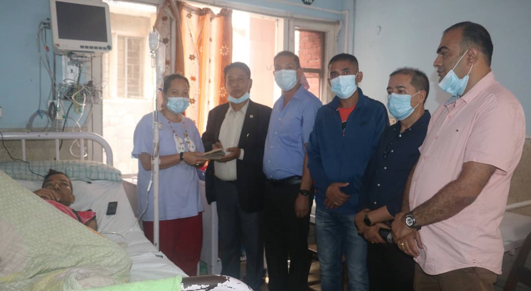 लिभर बिरामीलाई हिमालय सिमापार र सिन्धुपाल्चोक उद्योग वाणिज्य संघका पदाधिकारीहरुले गरे सहयोग…