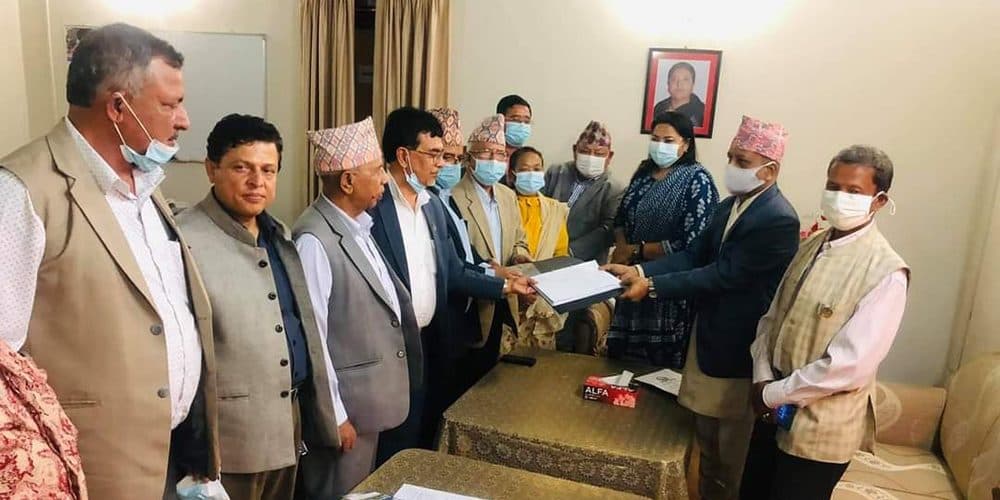 फुट्यो एमाले : अध्यक्षमा माधव नेपाल, वरिष्ठ नेता झलनाथ खनाल