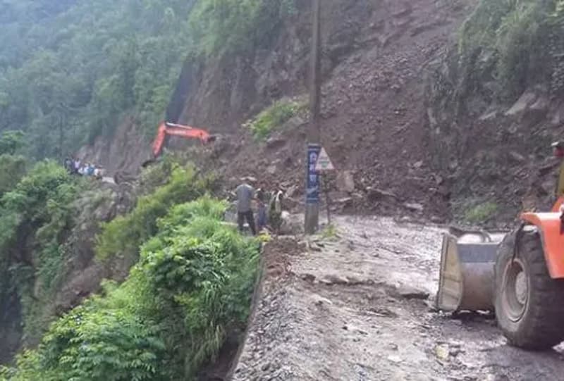 देशका विभिन्न मुख्य राजमार्गहरू पूर्ण रूपमा अवरुद्ध