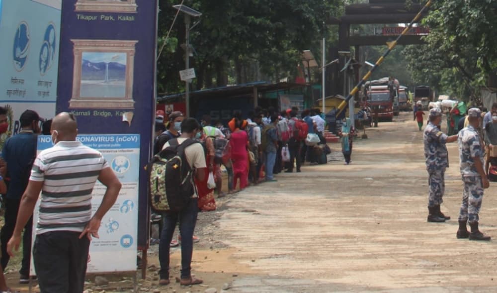 स्वदेशमा रोजगारीको अभावः दसैँको मुखमा पनि भारत पलायन हुने क्रम रोकिएन