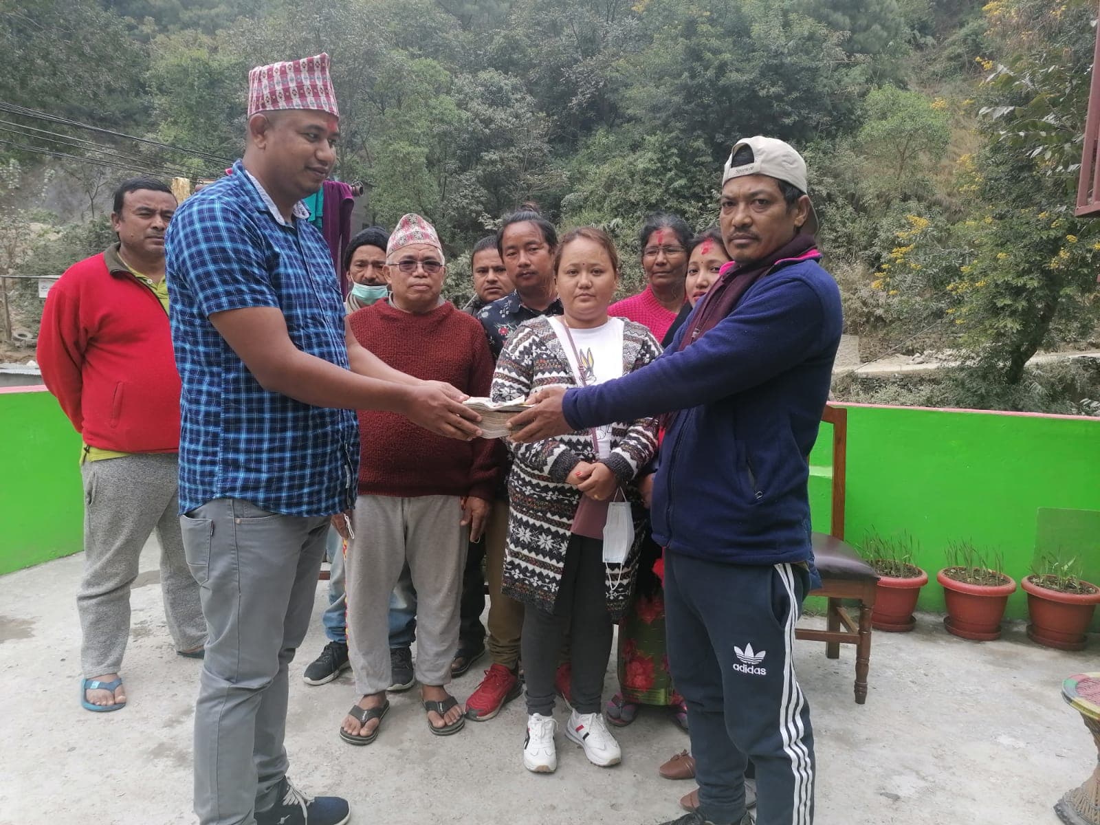 मृगौला बिरामी छत्याललाई एनआरएन सोसल क्लब ओमानको आर्थिक सहयोग  