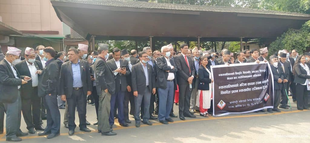 प्रधानन्यायाधीशको राजीनामा माग्दै सर्वोच्च परिसरमा सोमवार पनि प्रदर्शन