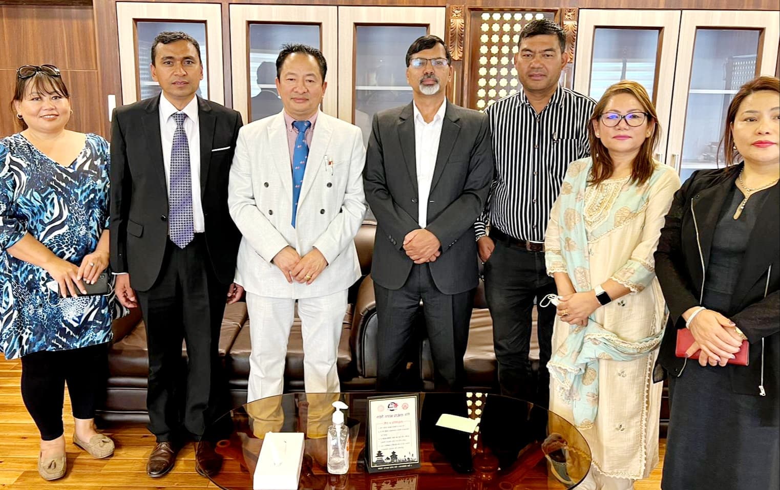 लगानीको लागि सहज वातावरण बनाउन अर्थमन्त्री शर्मालाई एनआरएनएको आग्रह