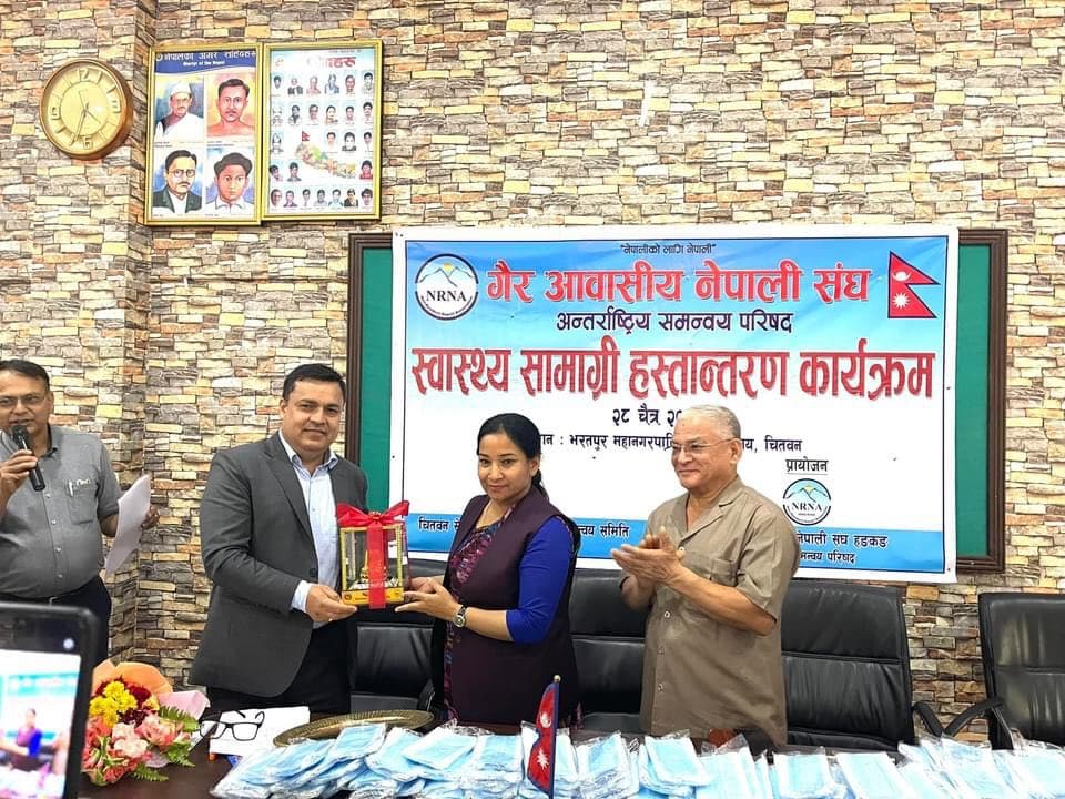 एनआरएनएद्धारा चितवनमा स्वास्थ्य सामग्री हस्तान्तरण