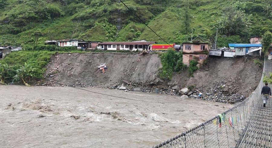 बाढीले मेलम्ची–हेलम्बु सडक अवरुद्ध, पहिरोको त्रासले स्थानीयवासी घरबाहिरै बस्न बाध्य