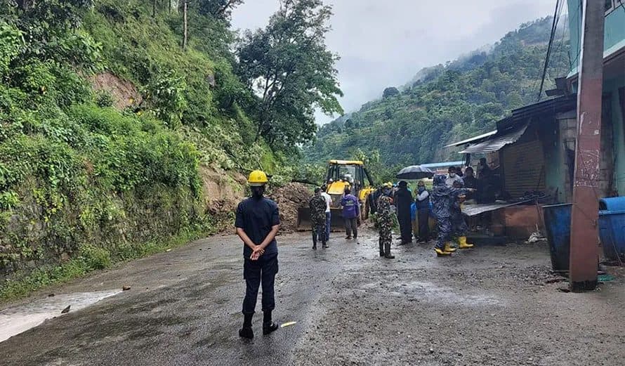 मेलम्ची-हेलम्बु सडक अवरुद्ध, सतर्कता अपनाउन अनुरोध