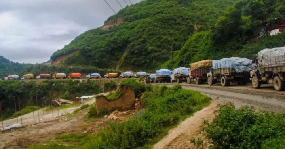 बञ्चरेडाँडामा फोहोर बोकेका टिपरमाथि स्थानीयको आक्रमण