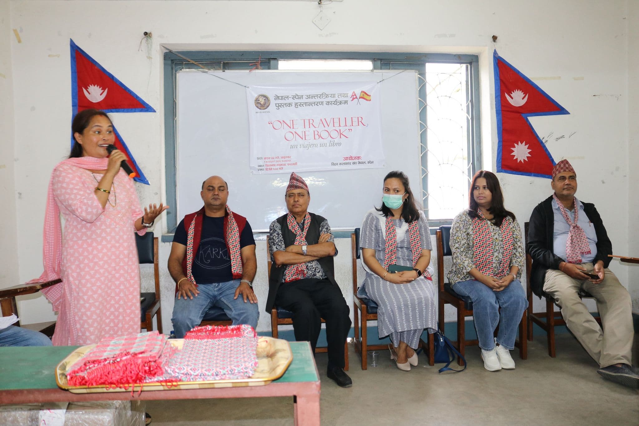 स्पेनबाट ‘एक यात्रु,एक किताव’ अभियान, विश्व भाषा क्याम्पसलाई पुस्तक हस्तान्तरण