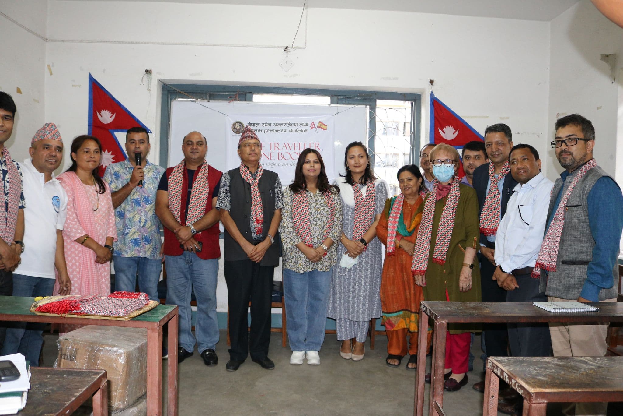 स्पेनबाट ‘एक यात्रु,एक किताव’ अभियान, विश्व भाषा क्याम्पसलाई पुस्तक हस्तान्तरण