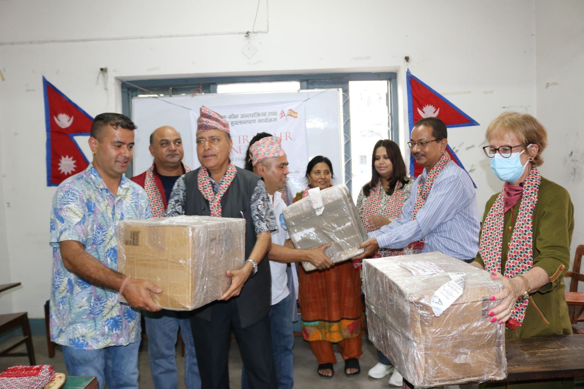 स्पेनबाट ‘एक यात्रु,एक किताव’ अभियान, विश्व भाषा क्याम्पसलाई पुस्तक हस्तान्तरण