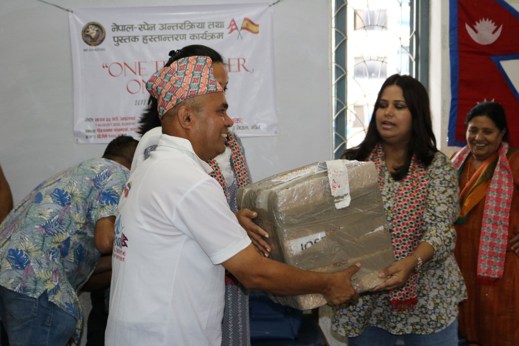स्पेनबाट ‘एक यात्रु,एक किताव’ अभियान, विश्व भाषा क्याम्पसलाई पुस्तक हस्तान्तरण