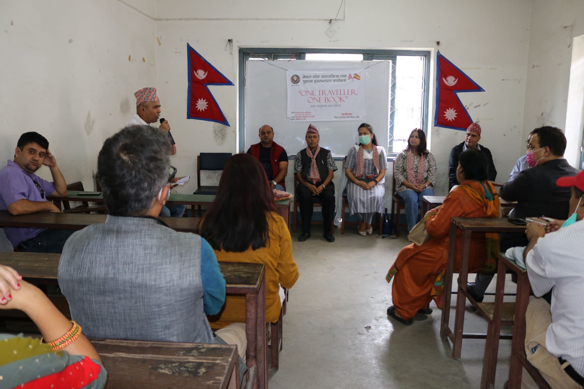 स्पेनबाट ‘एक यात्रु,एक किताव’ अभियान, विश्व भाषा क्याम्पसलाई पुस्तक हस्तान्तरण