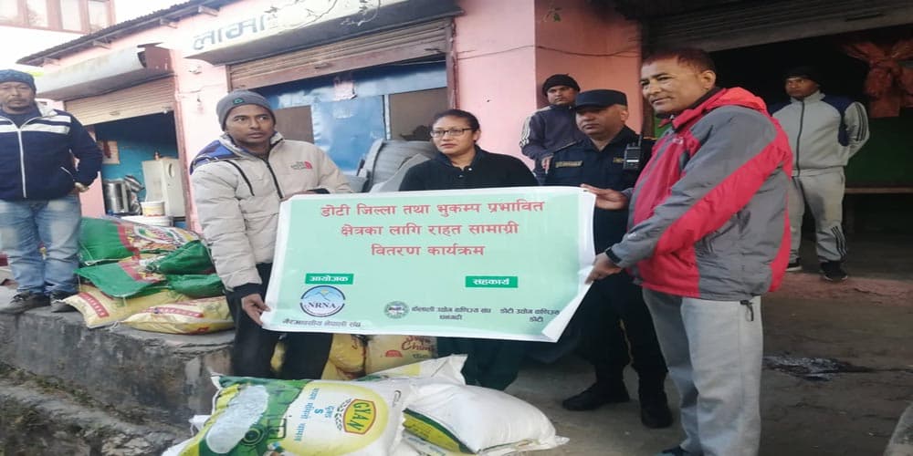 एनआरएनएको सहयोगमा डोटीका भूकम्प पीडितलाई राहत सामग्री वितरण
