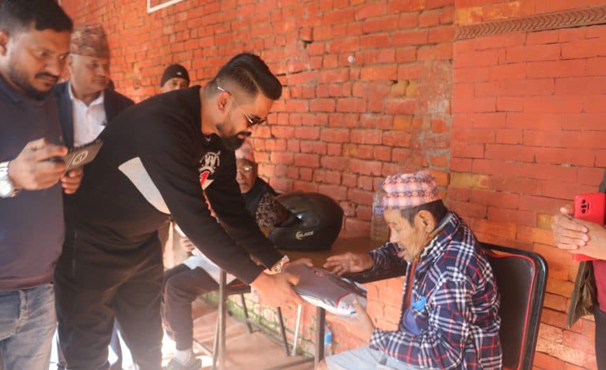 एनआरएनए उपाध्यक्ष शर्माको सहयोगमा पशुपति बृद्धाश्रममा न्यानो कपडा वितरण, अध्यक्ष केसी र युवा संयोजक वाशिदले गरे हस्तान्तरण
