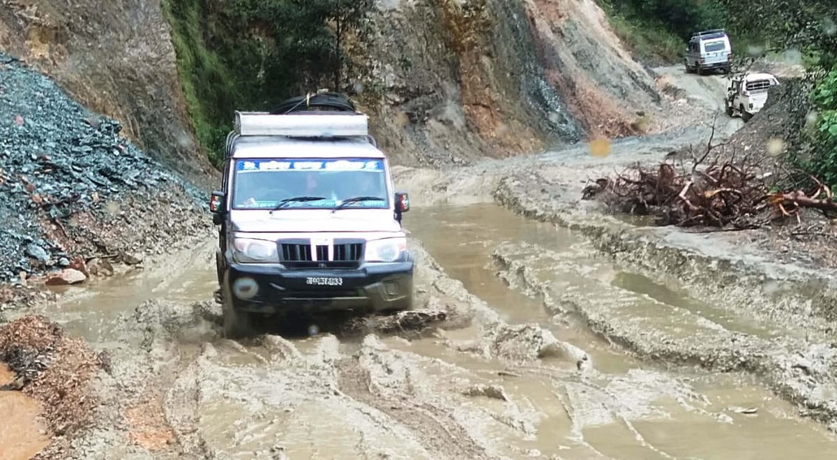 ठेकेदार सम्पर्कविहीन हुँदा लोकमार्गको काम अलपत्र