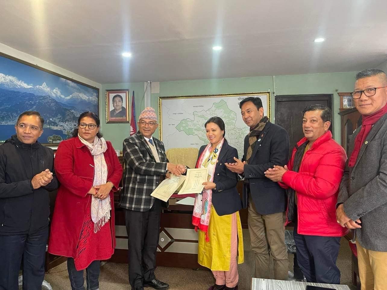 एनआरएनए र पोखरा महानगरपालिकाबीच सार्वजनिक शौचालय तथा चमेना गृह निमार्णको लागि सम्झौता