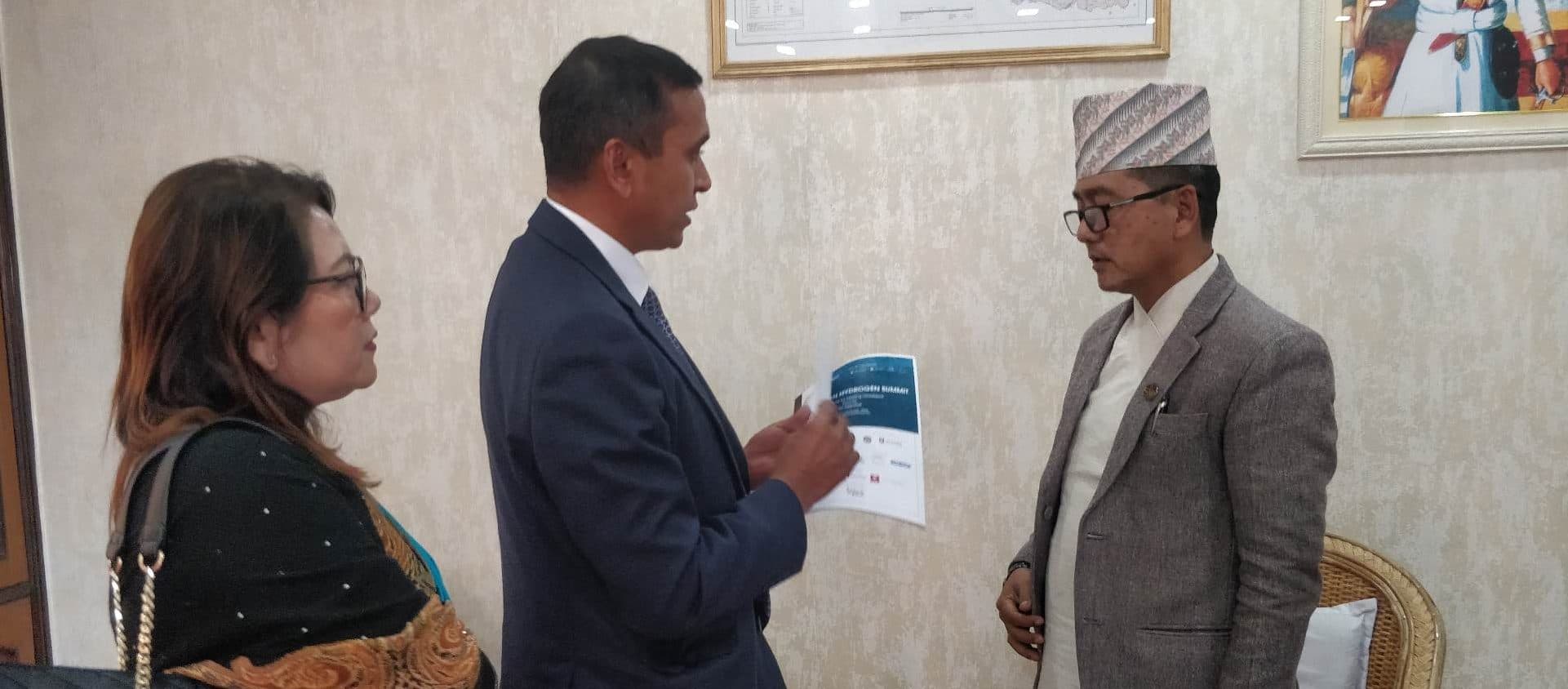 ‘नागरिकताको निरन्तरता’का लागि लविङ्ग गर्दै एनआरएनए, परराष्ट्र, कानून र उर्जा मन्त्रीसँग भेटवार्ता
