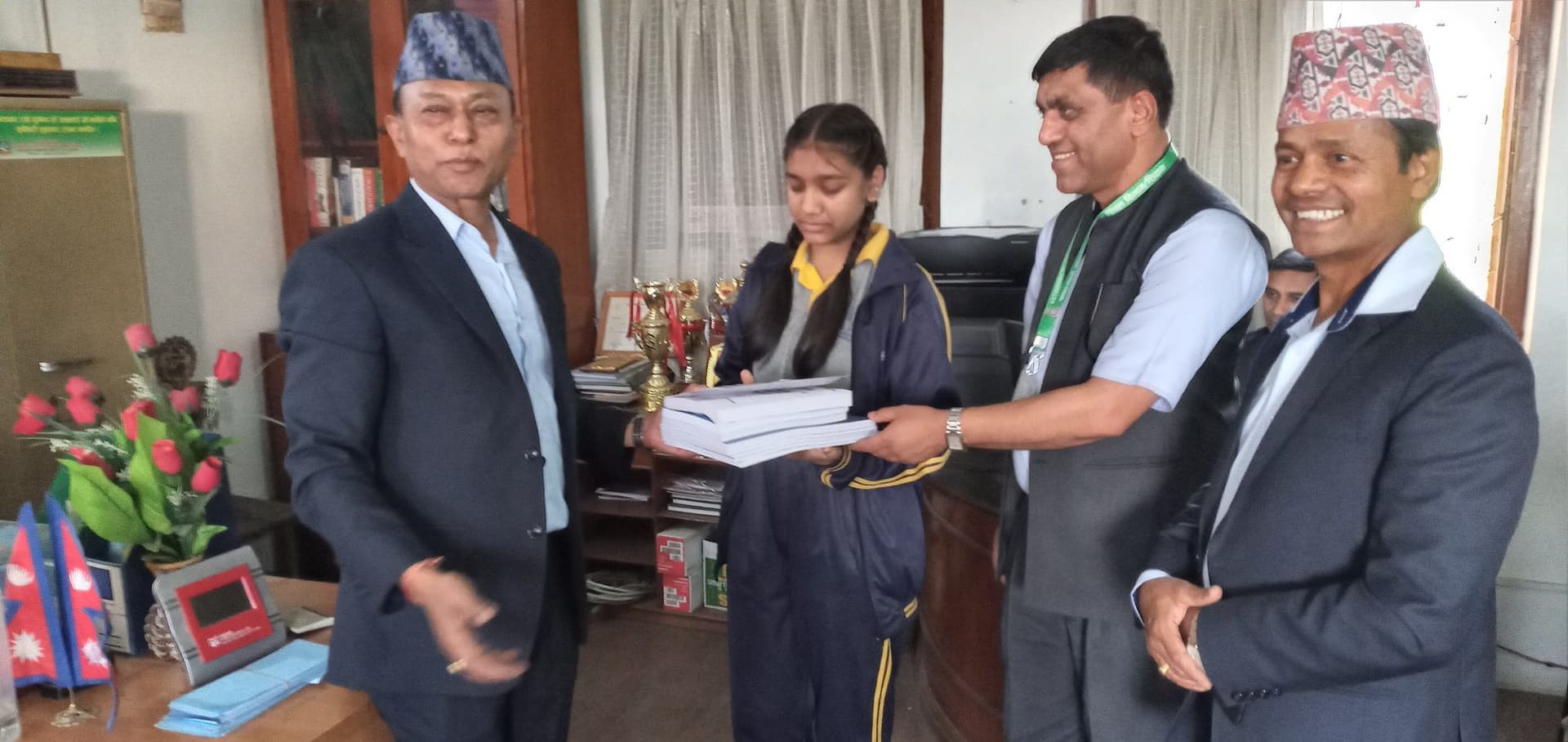 वैदेशिक रोजगार नेवाः समाजको विद्यार्थी भुसाललाई शैक्षिक सामाग्री तथा आर्थिक सहयोग