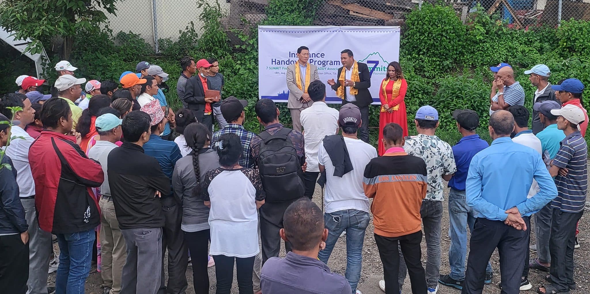 गल्फ क्लबका क्याडी तथा सहयोगीहरुलाई सेभेन समिटले गरिदियो जिवन विमा