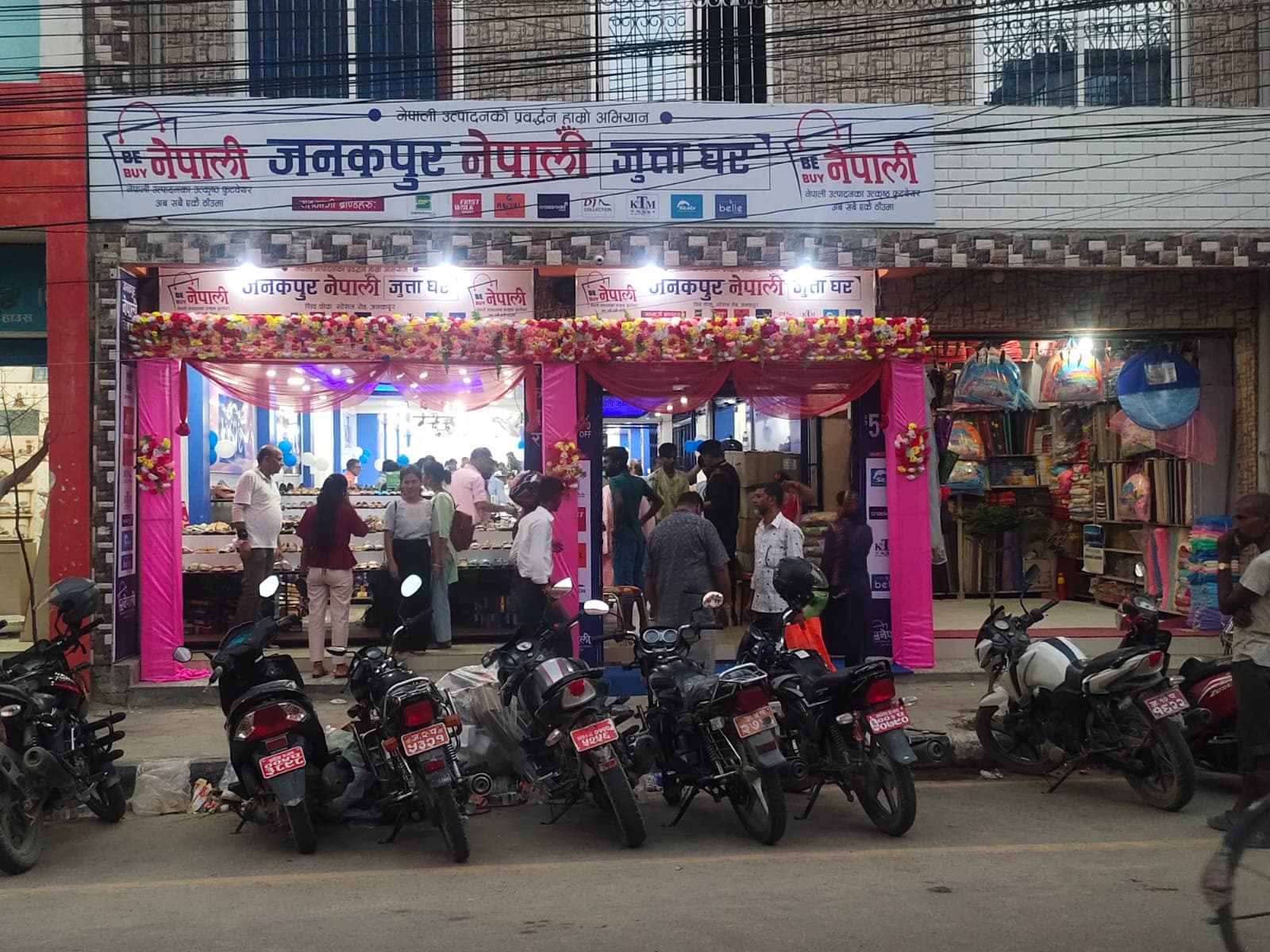 ‘जनकपुर नेपाली जुत्ता घर’को लक्की ड्रमा विरेन्द्रनगरका निरज श्रेष्ठले जिते १० हजार नगद