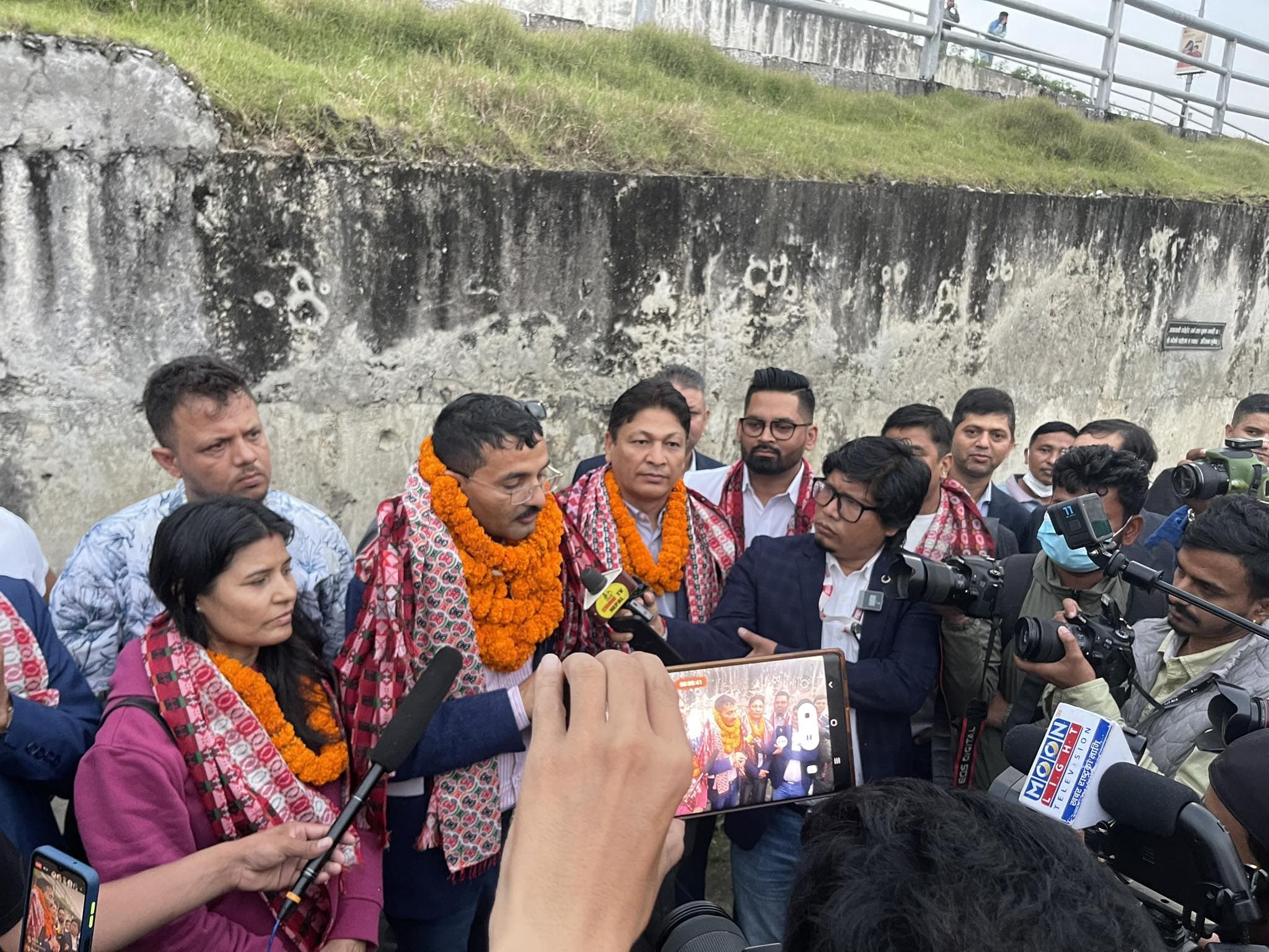एनआरएनए निर्वाचन : ४० देशको समर्थन बोकेर काठमाडौं आइपुगे आरके शर्मा, विमानस्थलमा भव्य स्वागत