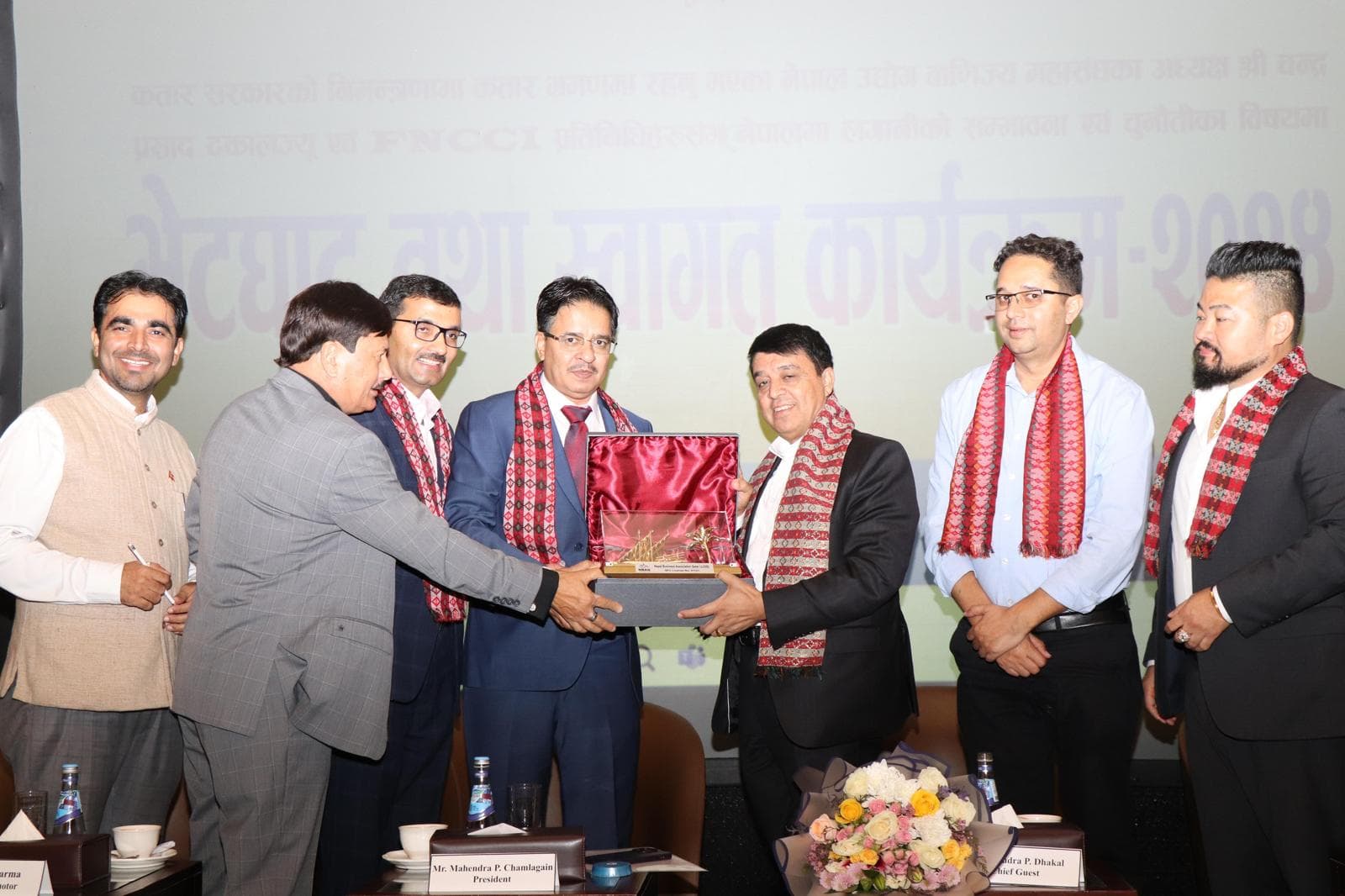 कतार पुगेर महासंघका अध्यक्ष ढकालले दिए नेपाल व्यवसायी संघलाई महासंघको सदस्यता