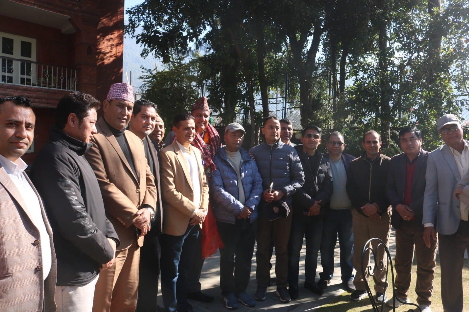 समाजवादीबाट हंशराज वाग्लेलाई माला लगाउँदै देउवाले फर्काए काँग्रेसमा