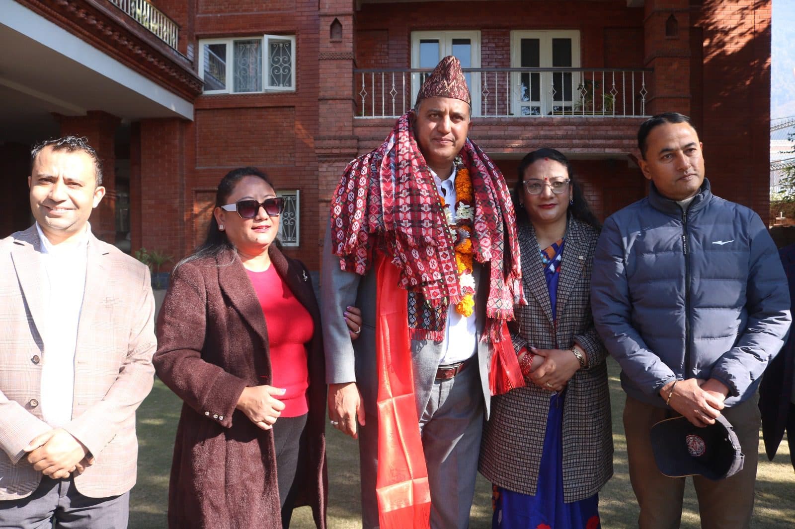 समाजवादीबाट हंशराज वाग्लेलाई माला लगाउँदै देउवाले फर्काए काँग्रेसमा