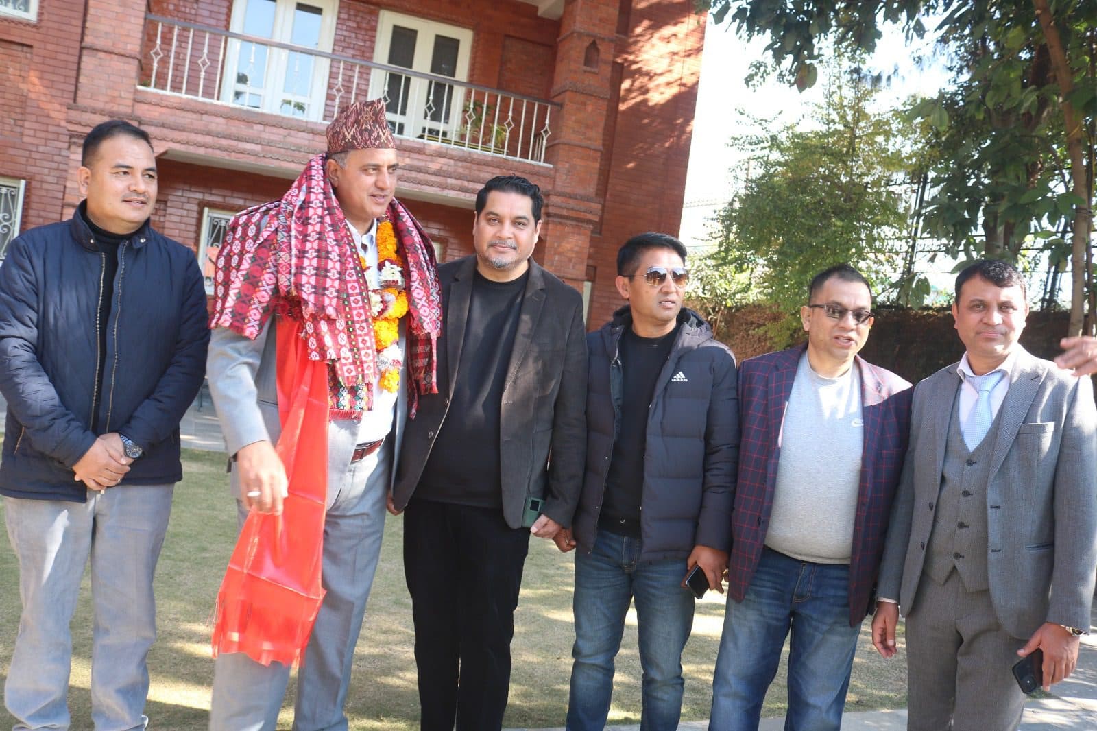 समाजवादीबाट हंशराज वाग्लेलाई माला लगाउँदै देउवाले फर्काए काँग्रेसमा