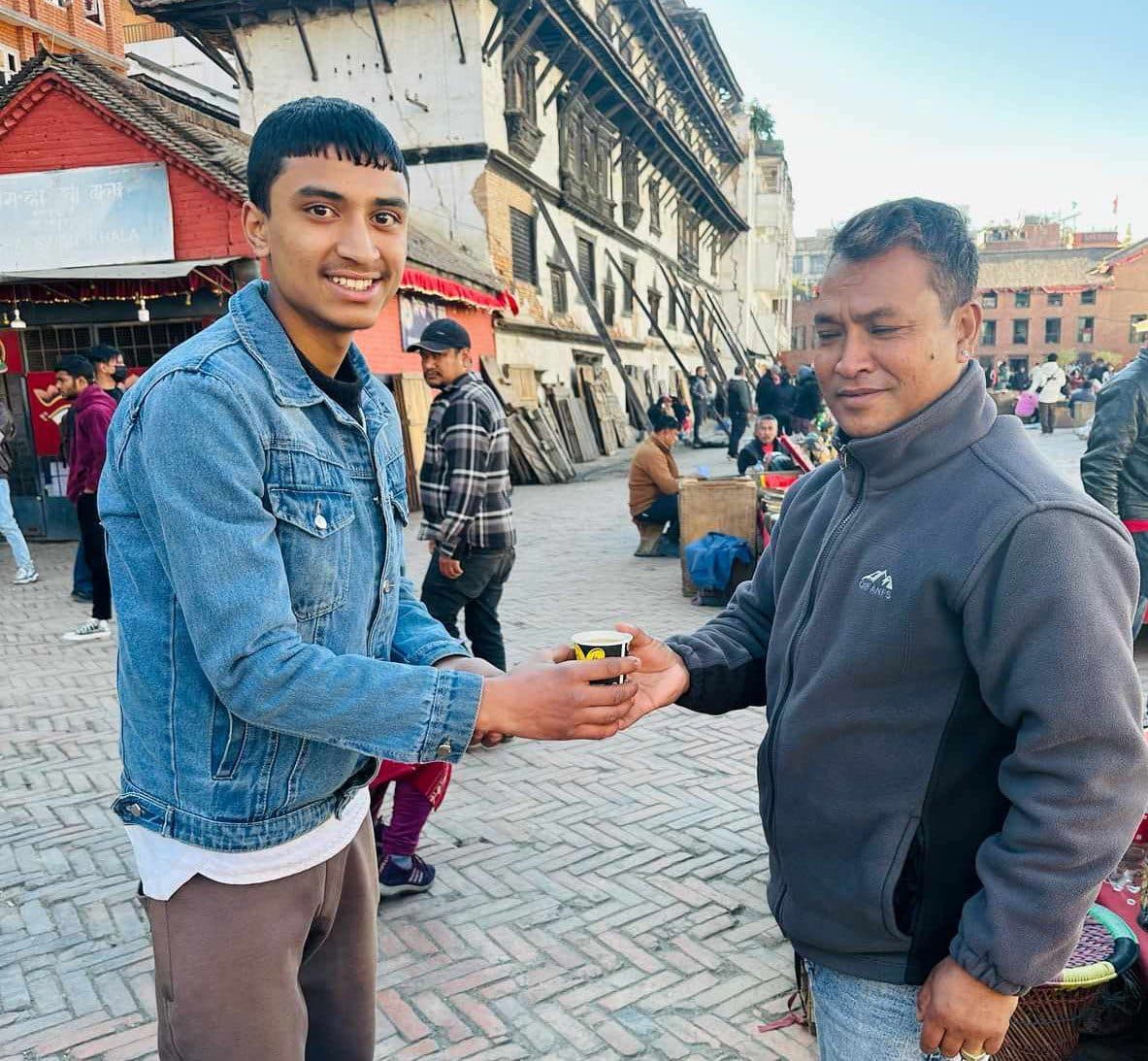 चिया बेच्दै पढाईलाई अघि बढाइरहेका श्रीराम खड्का भन्छन ‘यहाँ गर्यो भने जताततै काम नै काम छ’