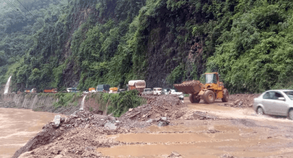 देशका विभिन्न मुख्य राजमार्गहरू पूर्णरूपमा अवरुद्ध 