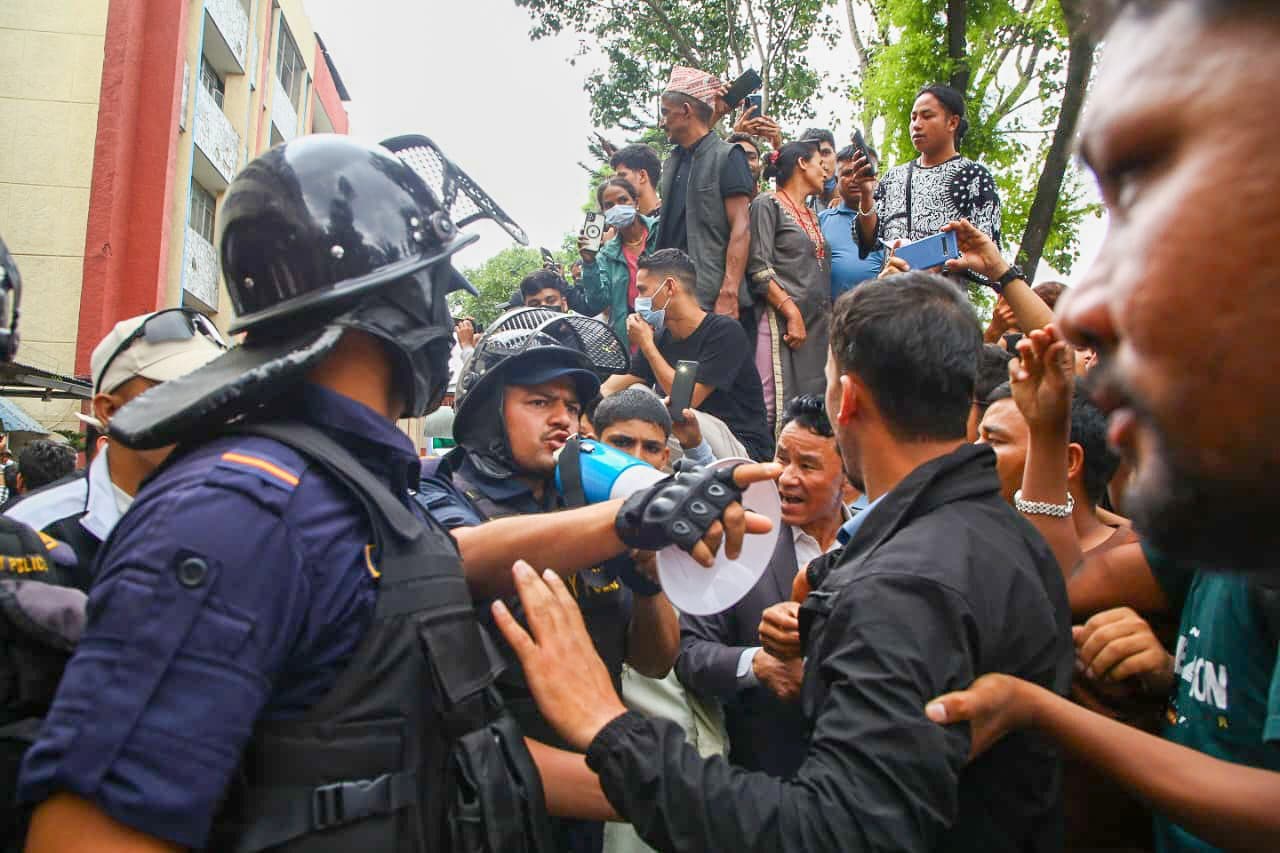 गणेश नेपालीको निधनपछि वीर अस्पतालमा तनाव, ठूलो संख्यामा प्रहरी परिचालन (तस्विरहरू)