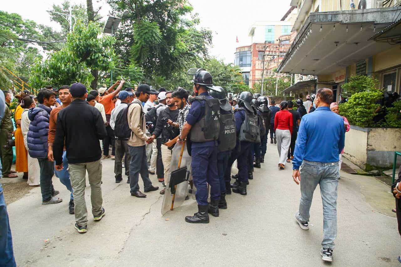 गणेश नेपालीको निधनपछि वीर अस्पतालमा तनाव, ठूलो संख्यामा प्रहरी परिचालन (तस्विरहरू)