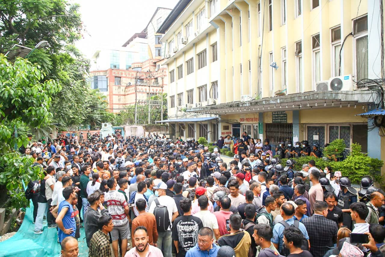 गणेश नेपालीको निधनपछि वीर अस्पतालमा तनाव, ठूलो संख्यामा प्रहरी परिचालन (तस्विरहरू)