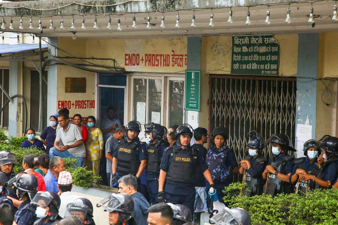 गणेश नेपालीको निधनपछि वीर अस्पतालमा तनाव, ठूलो संख्यामा प्रहरी परिचालन (तस्विरहरू)