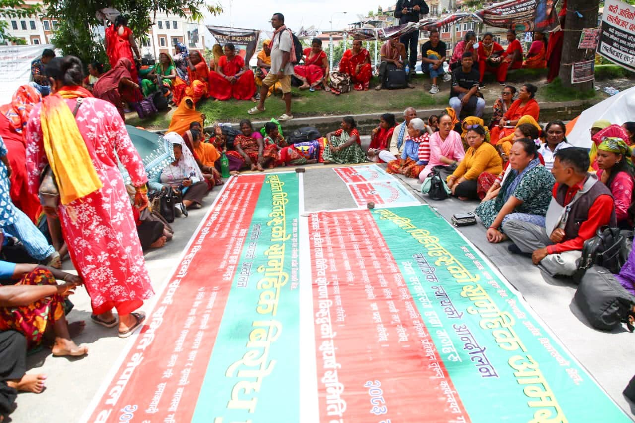 माईतीघरमा लघुवित्त पिडितहरुको सामुहिक आमरण अनसन (तस्विरसहित)