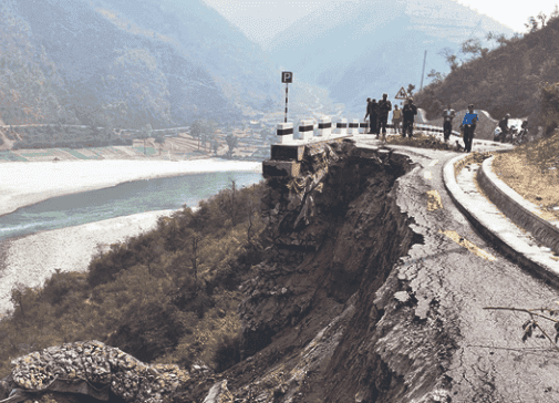 अविरल वर्षा र पहिरोले देशका प्रमुख राजमार्गहरू अवरुद्ध 