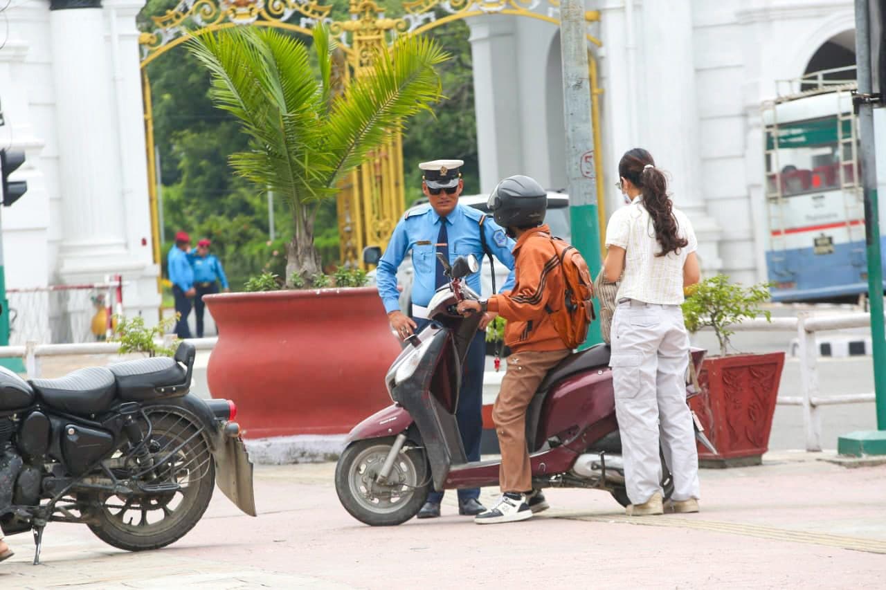 सिंहदरबार बाहिर कडा ट्राफिक निगरानी (तस्वीरहरू)
