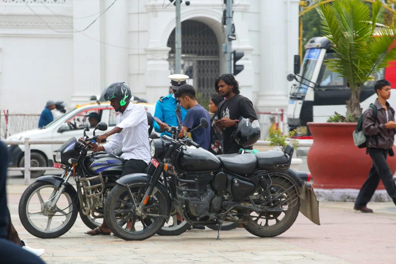 सिंहदरबार बाहिर कडा ट्राफिक निगरानी (तस्वीरहरू)