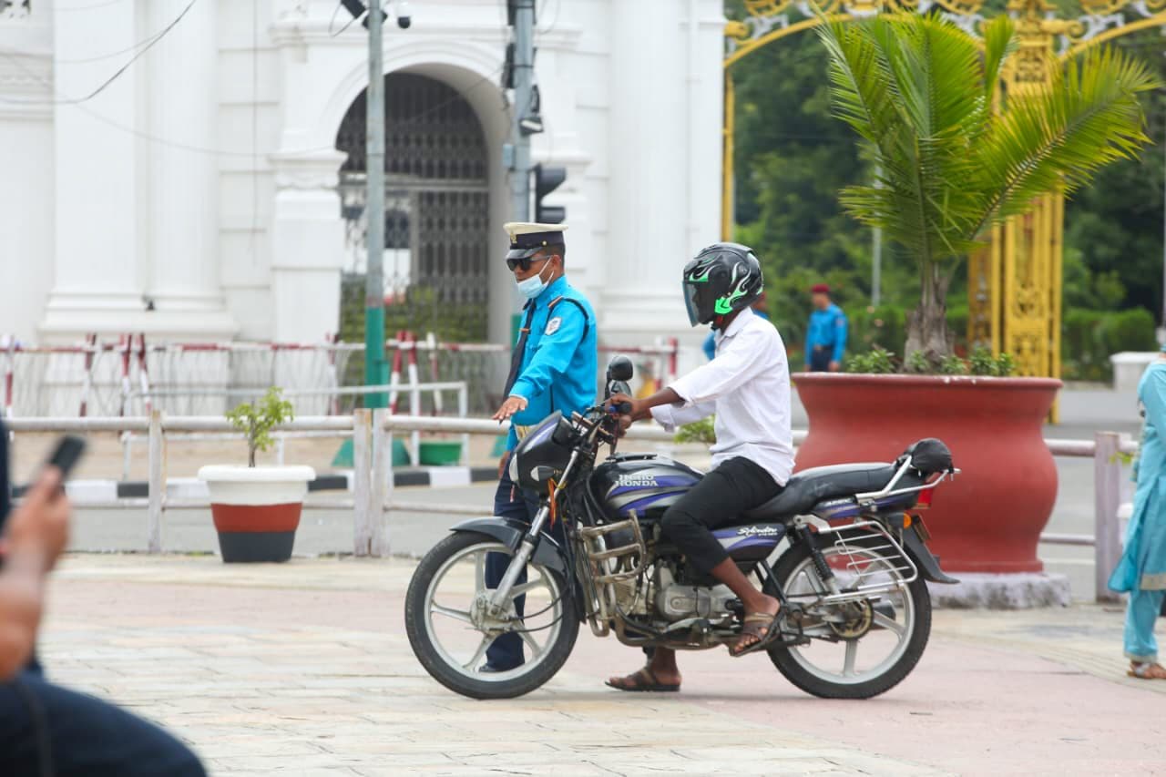 सिंहदरबार बाहिर कडा ट्राफिक निगरानी (तस्वीरहरू)