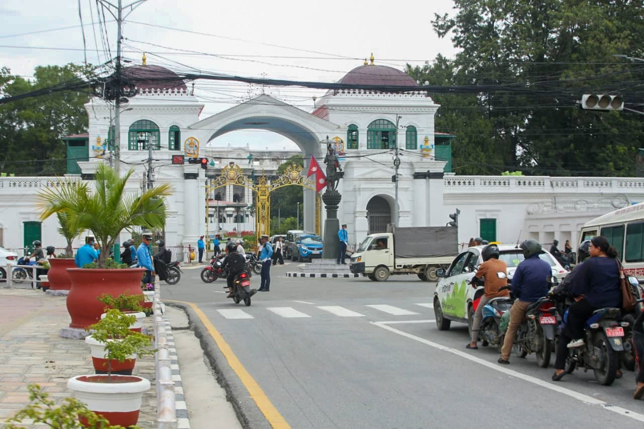 सिंहदरबार बाहिर कडा ट्राफिक निगरानी (तस्वीरहरू)