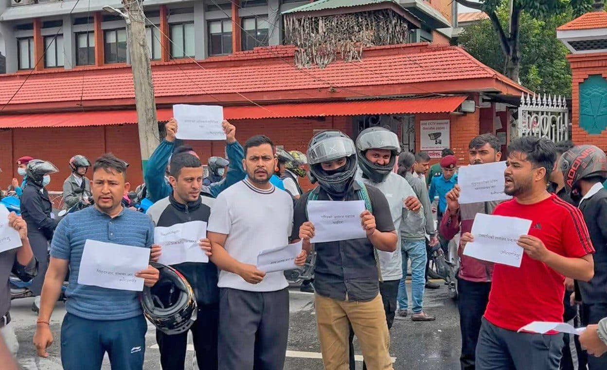 सिंहदरबार अगाडि एमाले अखिलको प्रदर्शन